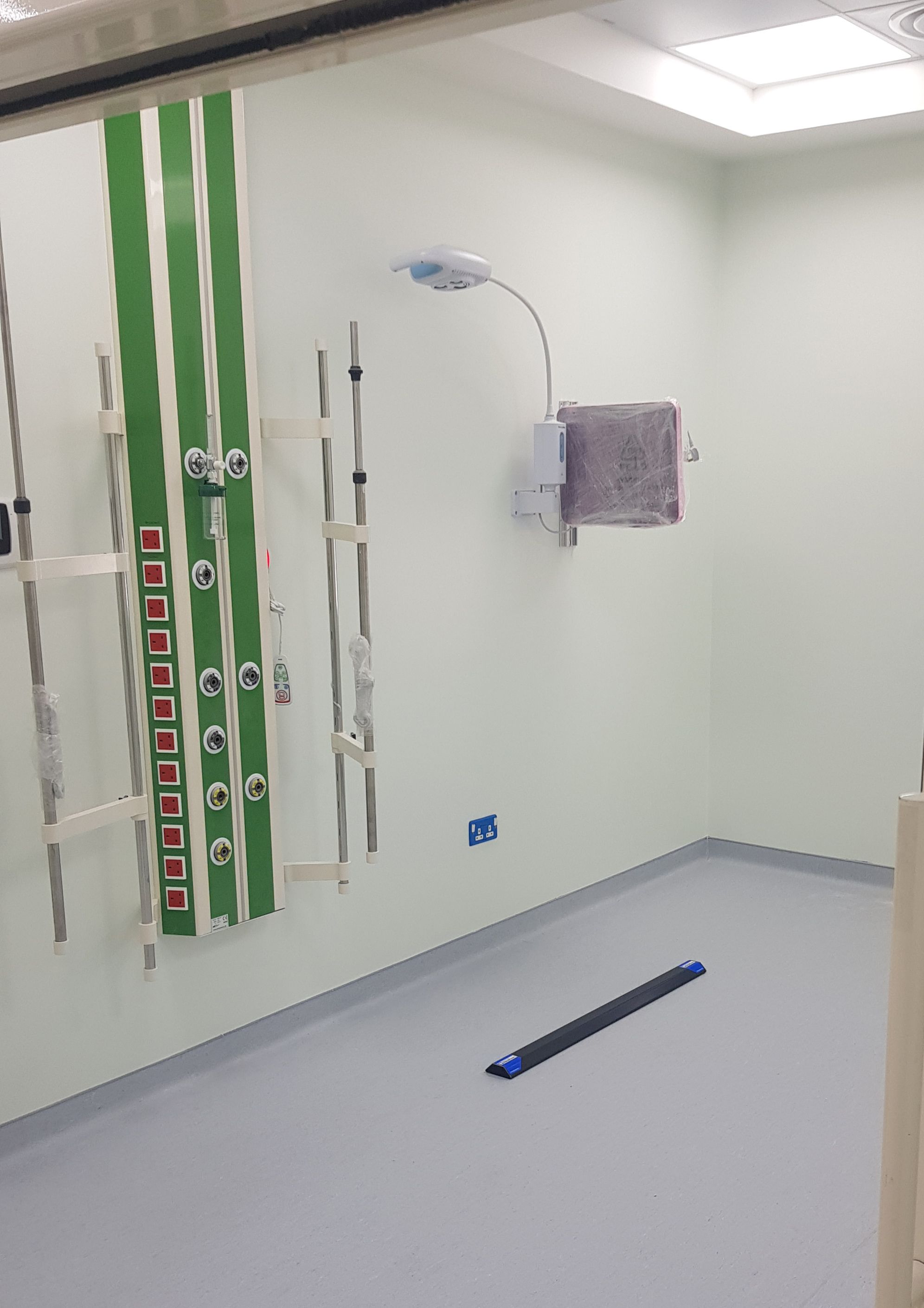ICU room, second view: the Hospital Bed ParkingTarget sits parallel to the wall below the medical gas outlets and power sockets.